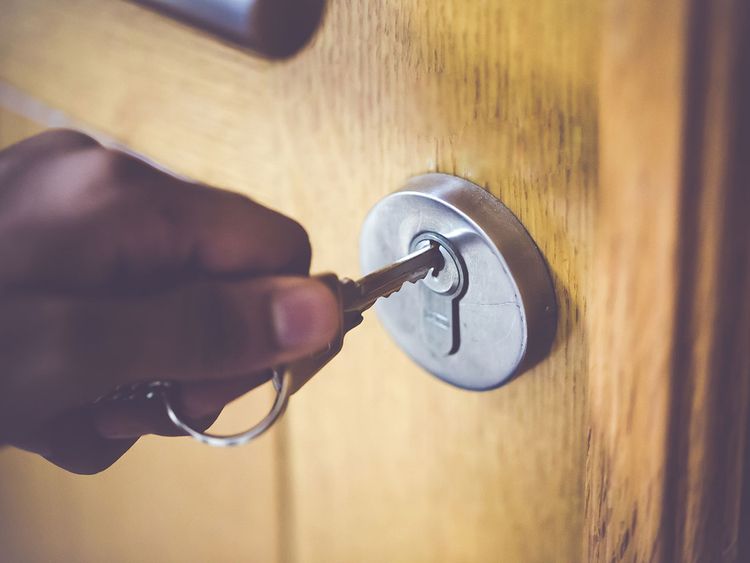 ފާހާނައެއްގައި ބަންދުކޮށްގެން ގެންގުޅުނު އަންހެނަކު ސަލާމަތްކޮށްފި