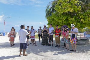 ގެސްޓްހައުސް ވިޔަފާރިކުރާ ރަށްރަށުގެ ރައްޔިތުންނަށް މާސްކް ހަދިޔާކުރަނީ