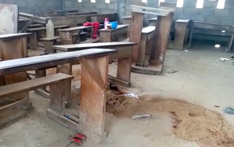 ކެމަރޫންގެ ސްކޫލަކަށް ހަމަލާދީ ދަރިވަރުންތަކެއް މަރާލައިފި