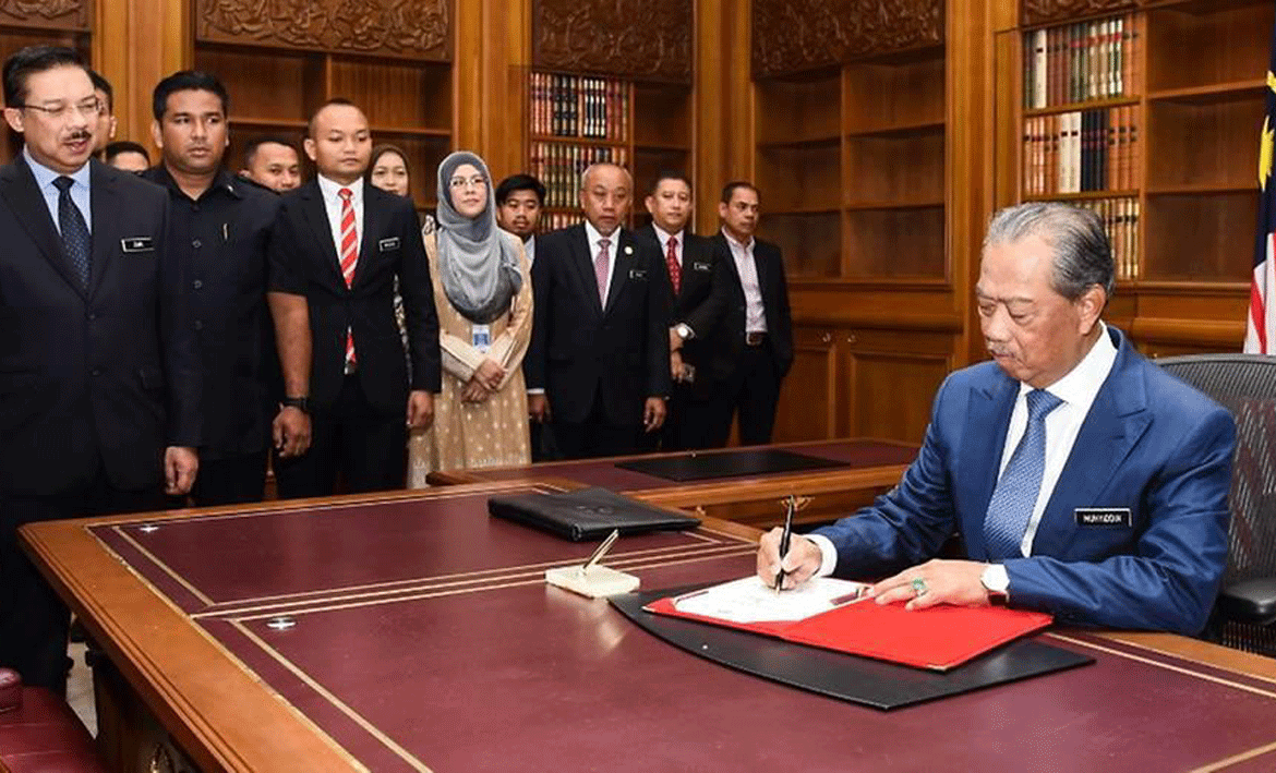 ވަޒީރަކު ޕޮޒިޓިވްވުމުން މެލޭޝިއާގެ ބޮޑު ވަޒީރު އެކަހެރިވެވަޑައިގެންފި