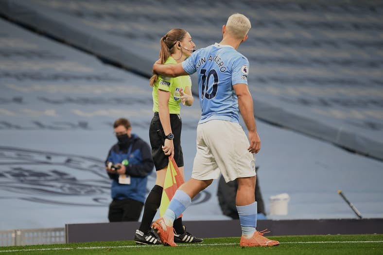 އަންހެން ރެފްރީގެ ގަޔަށް އަތްލި މައްސަލައިގައި އަގުއޭރޯ އަށް ގިނަ ފާޑުކިޔުންތަކެއް 