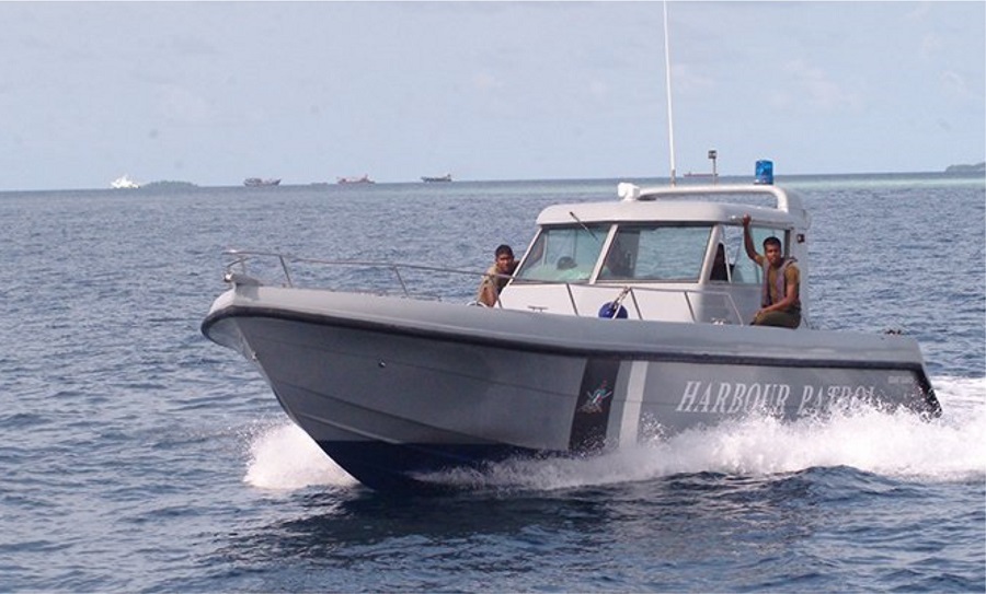 ލޯންޗެއްގައި ހުރި މީހަކު ފިޓު ޖެހިގެން މާލެ ގެނެސް ފަރުވާ ދެނީ