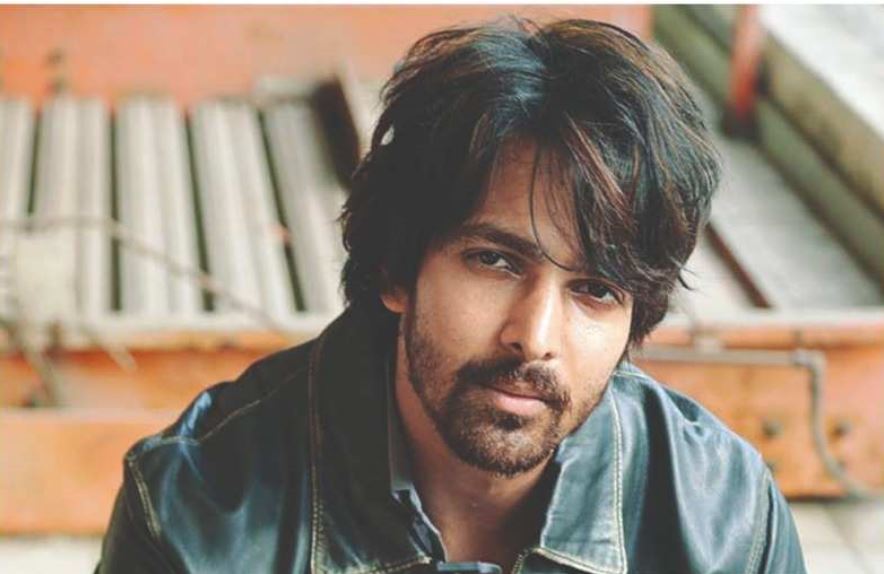 އެކްޓަރު ހަރްޝްވަރްދަން ކޯވިޑް-19 ޕޮޒިޓިވްވެ އައިސީޔޫގައި ހަތަރު ދުވަސް