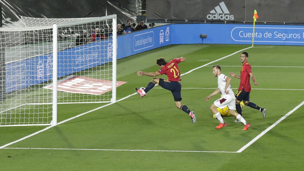 ސްޕެއިނުން މޮޅަކާ އެކު އެއްވަނަ ދަމަހައްޓައިފި