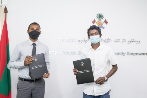 ތުރާކުނު ފުޓްބޯޅަ ދަނޑުގައި ޓާރފް އެޅުމަށް ސޮއިކޮށްފި