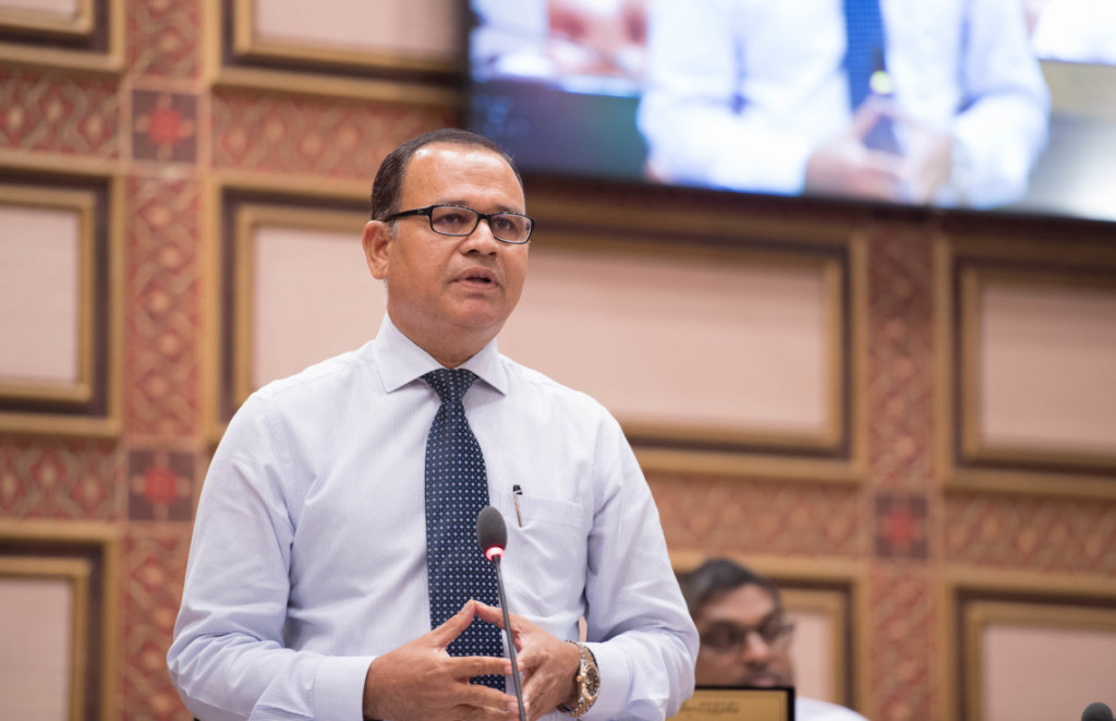 މަސްވެރިކަމުގެ ސިނާއަތް ސިންދަފާތު ކޮށްފިނަމަ ޑޮލަރުގެ މައްސަލައަށް ހައްލު ލިބޭނެ: އާދަމް ޝަރީފް