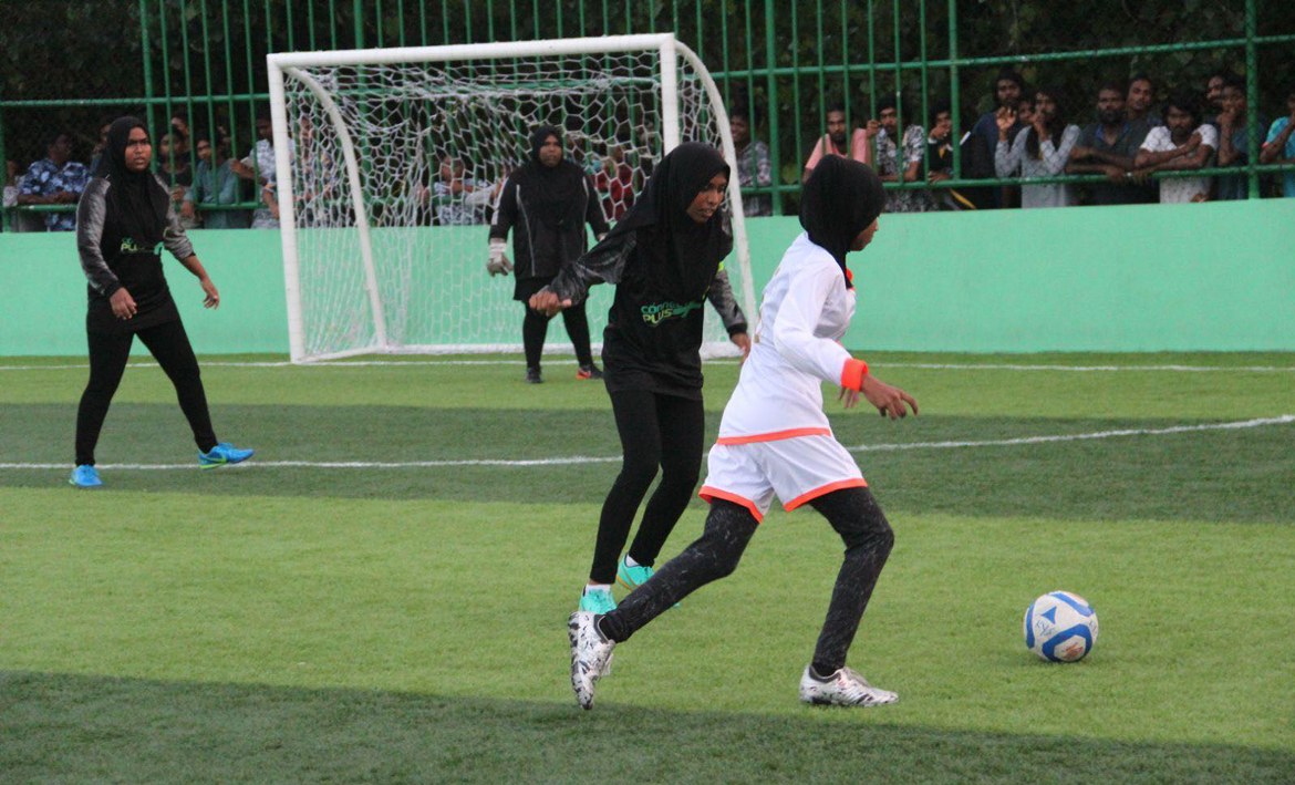 ކުމުންދޫގައި އަންހެނުންނަށް ހާއްސަކޮށް ބާއްވާ ފުރަތަމަ ފުޓްސަލް މުބާރާތް ފަށައިފި