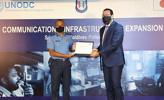 މުވާސަލާތީ ނިޒާމު އިތުރަށް ހަރުދަނާ ކުރުމަށް ބޭނުންވާ ތަކެތި ފުލުހުންނަށް ހަދިޔާކޮށްފި