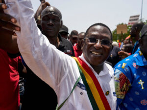 ކޯވިޑަށް ޕޮޒިޓިވްވެ، މާލީގެ އިދިކޮޅު ލީޑަރު އަވަހާރަވެއްޖެ