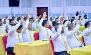 ބޮމުގެ ޙަމަލާ: ޤާޞީއަށް އިންޒާރުދިން މީހާގެ ފައިގައި ޓެގް އަޅުވުމަށް އެމްޑީޕީން ގޮވާލައިފި