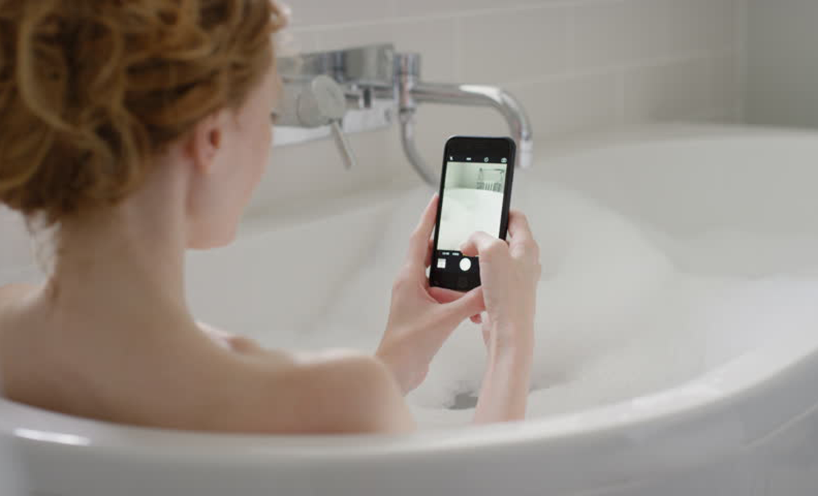 ފާހާނަތެރޭ ފޯނު ބޭނުންކުރަނިކޮށް ވީ މަރު! ސަމާލުވޭ ނުރައްކާތެރި ކަމެއް!