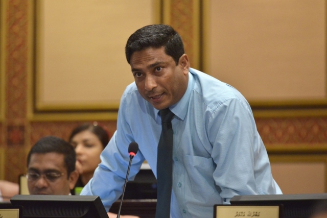 މަނަދޫ ސްކޫލްގެ މަސައްކަތް ލަސްވަނީ ފައިސާ ނުލިބޭތީ: ކޮންޓްރެކްޓަރު