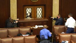 ހަމަނުޖެހުންތަކާ ގުޅިގެން، ޓްރަމްޕް މަގާމުން ދުުރުކުރުމަށް ގޮވާލާ އަޑުތައް ގަދަވަނީ