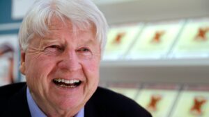 ޔޫރަޕްގެ ރައްޔިތެއްގެ ގޮތުގައި ހުންނަން ބޭނުންވާތީ، އިގިރޭސި ބޮޑުވަޒީރުގެ ބައްޕަ ފްރާންސްގެ ރައްޔިތުކަން ހޯދަނީ