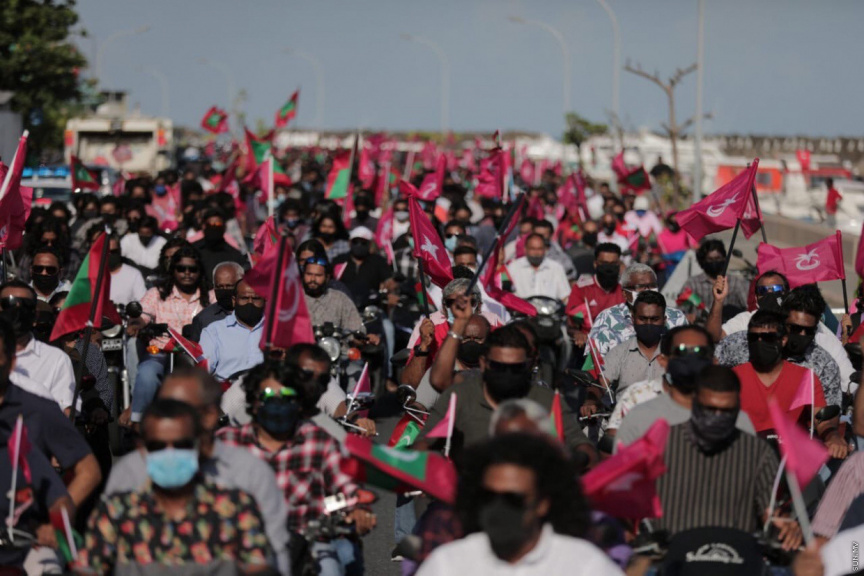 "އިންސާފު ހޯދަން" ނަމުގައި އިދިކޮޅުން ހުކުރު ދުވަހު މަގުމައްޗަށް