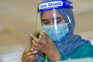 އާބާދީއަށް އެއްކޮށް ވެކްސިންޖެހޭ ވަރަށް ވެކްސިން ލިބުނު މަދު ގައުމުތައްތެރޭ ރާއްޖެ!