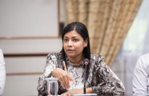 ބަރުލަމާނީ ނިޒާމެއްގައި ވެރިކަން ކުރަން ބޭނުންވާ މީހުންނަށް އުއްމީދީ ބަޖެޓަކަށް ނުވެދާނެ: ރޮޒައިނާ