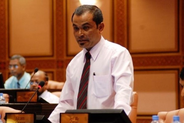 މަޖިލިސް މެމްބަރުންނަސް ފޯނު އެލަވަންސް ހަމަ ޖެއްސުމަށް އާމިރު ގޮވާލައްވައިފި