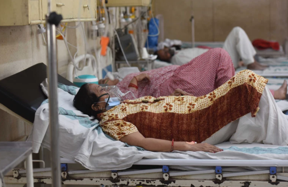 ކޯވިޑްގެ ހާލަތު ގޯސްވެ، އިންޑިއާގެ ބައެއް ހޮސްޕިޓަލްތަކުން އޮކްސިޖަން ހުސްވެއްޖެ