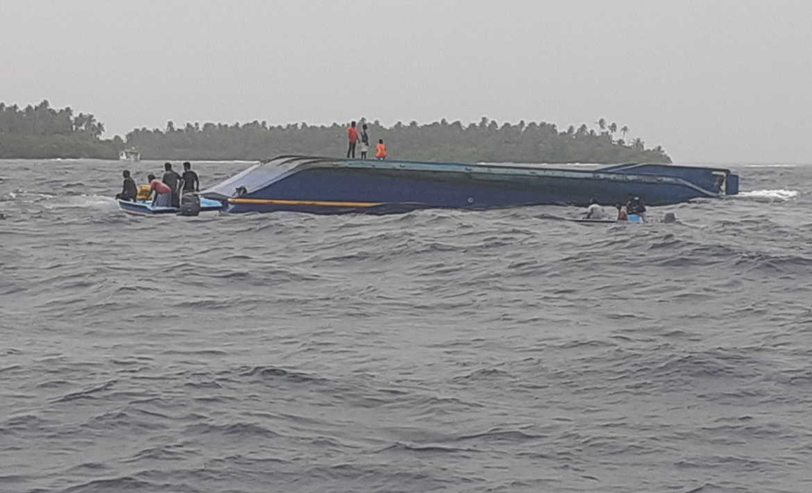 ފެނަކައިގެ މުދާ ހިފައިގެން ދަތުރުކުރި ލޭންޑިންގ ކްރާފްޓެއް ބަންޑުންޖަހާލައިފި