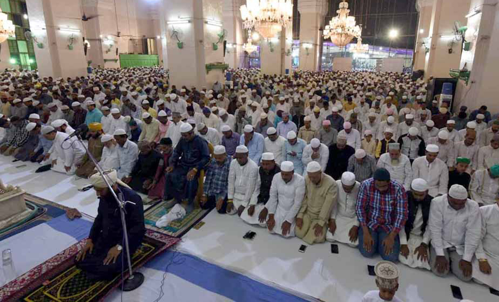 ކޮޅަށް ހުރުމަށް ޢުޛުރުވެރިވާ އިމާމެއްގެ ފަހަތުގައި ނަމާދުކުރުމުގެ ޙުކުމަކީ ކޮބާ؟