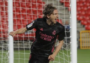 ގްރަނާޑާ ބަލިކޮށް ރެއާލް މެޑްރިޑުން ލީގު ހޯދުމުގެ އުއްމީދު ދަމަހައްޓައިފި