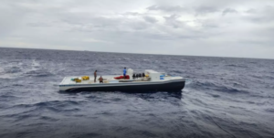 25 ފަޅުވެރިންނާއެކު ދަތުރު ކުރަމުންދިޔަ މަސް ދޯންޏެއް ބިންދައިގެން ހިގައްޖެ