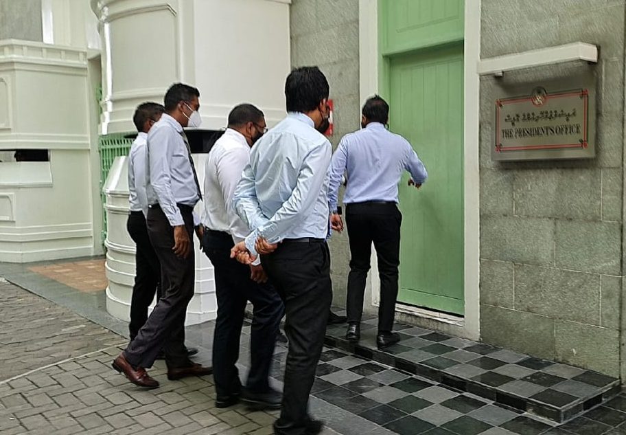 އިދިކޮޅު މެމްބަރުން އިހުތިޖާޖަށް ރައީސް އޮފީހަށް