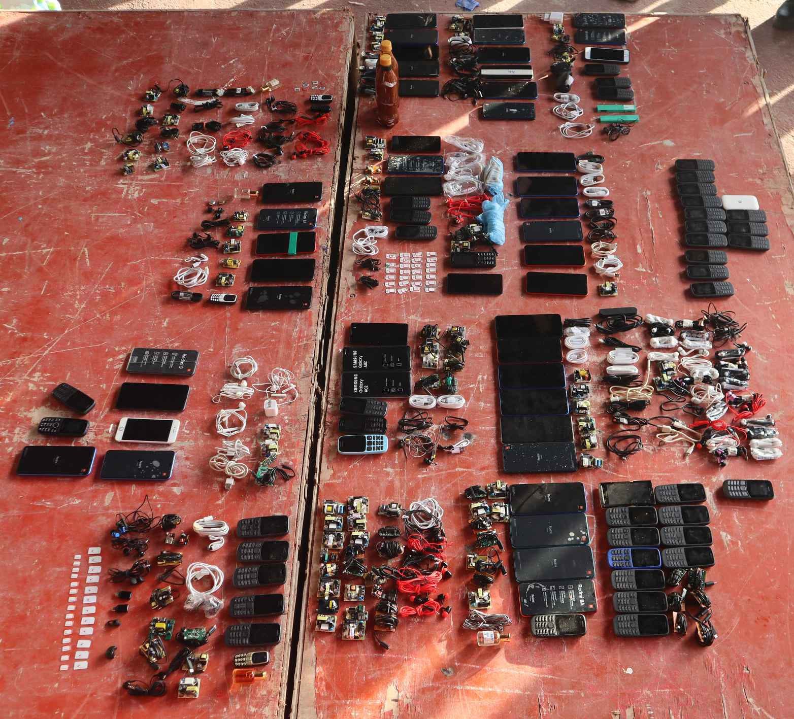 90އަށްވުރެ ގިނަ ފޯނާއި މަނާތަކެތި ޖަލަށް ވައްދަން އުޅެނިކޮށް އަތުލައިގަނެފި