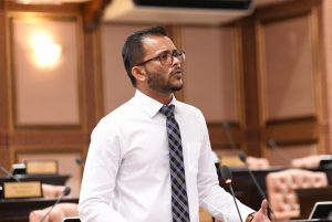 އަދިވެސް ފެންނަނީ ވަޒީރުން ކަންކަން ހިފަހައްޓައިގެން ތިއްބެވިތަން: ޔާސިރު