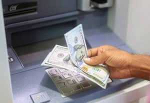 ޑޮލަރު މާރުކުރުމުގެ ނަމުގައި މަކަރުހެދި ކަމަށް ތުހުމަތުކުރެވޭ ފަރާތެއް ފުލުހުންގެ ތަހުގީގަށް ހާޒިރުވުމަށް އަންގައިފި