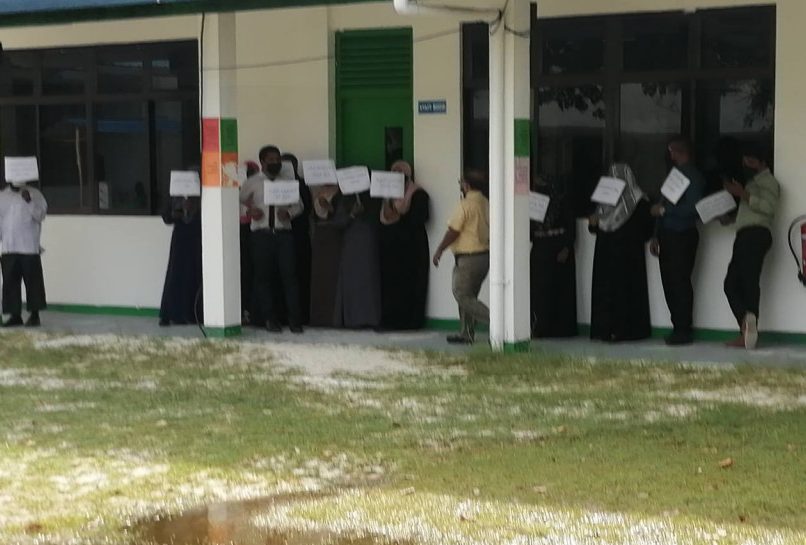 މަހެއް ވީއިރުވެސް އިދާރީ ކަންކަން ހަމަނުޖެހޭތީ ކޮޅުފުށީ ޓީޗަރުން އިހުތިޖާޖަށް