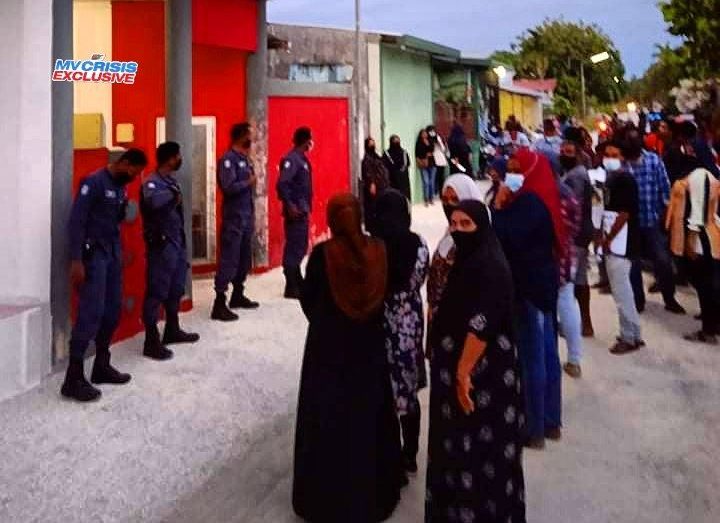 ޖިންސީ ގޯނާކުރި ފުލުސް މީހާ މުސާރަ ނުލިބޭގޮތަށް ސަސްޕެންޑްކޮށްފި