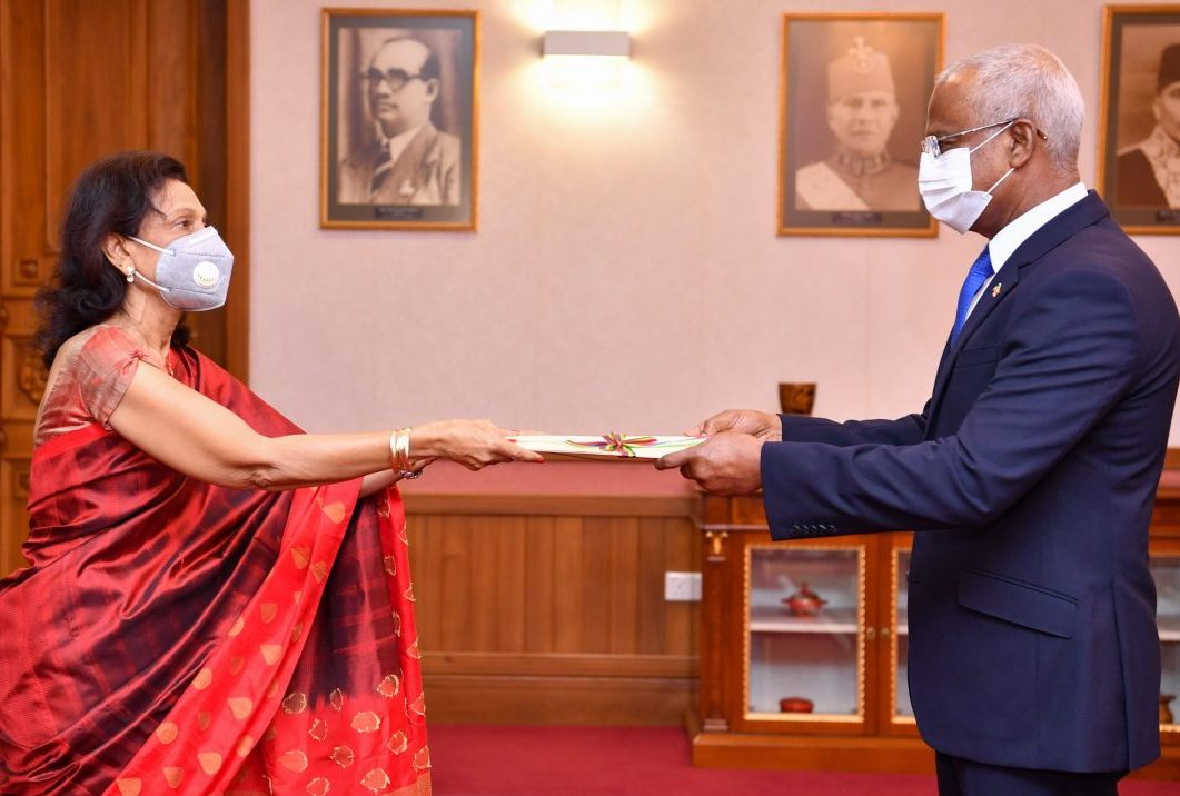 މޮރިޝަސްގެ އައު ނޮން ރެޒިޑެންޓް ސަފީރު، ރައީސުލްޖުމްހޫރިއްޔާއަށް ފަތްކޮޅު އަރުވައިފި