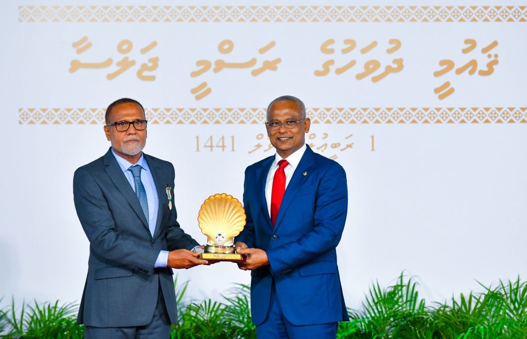 މަތީ ދަރަޖަ ހޯދާ ފަރާތްތަކާއި ހާފިޒުންނަށް މެޑަލް ދިނުން ގައުމީ ދުވަހުގެ ޖަލްސާގައި