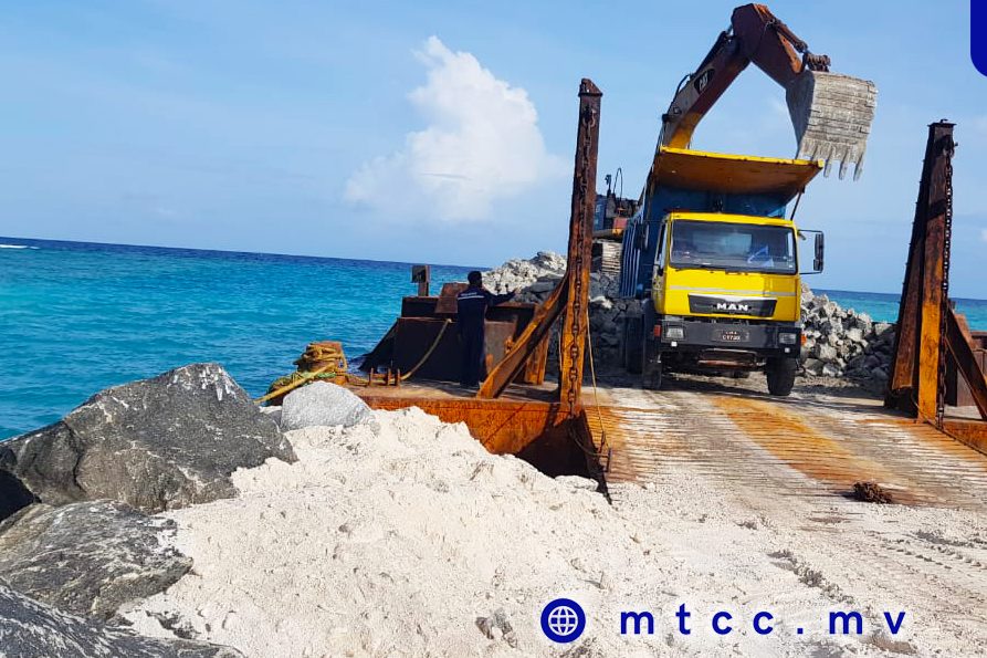 ހަނިމާދޫ ބަނދަރު ތަރައްޤީކުރުމަށް ބޭނުންވާ ބޮޑުހިލަ ގެންގޮސްފި