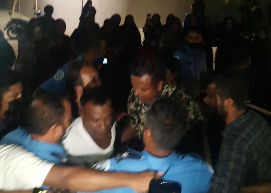 ފުލުހުންގެ ހިމާޔަތުގައި ރޭ ދަންވަރު ޖާބިރު މަތިވެރިން ފައިބައިފި