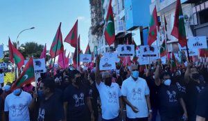 ގިނަ ބަޔަކާއިއެކު އިދިކޮޅުގެ މަތުމަތީ އިހުތިޖާޖު ފަށައިފި