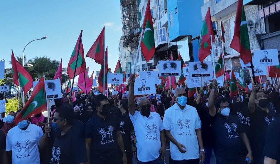 ގިނަ ބަޔަކާއިއެކު އިދިކޮޅުގެ މަތުމަތީ އިހުތިޖާޖު ފަށައިފި