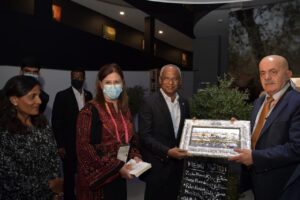 ރައީސްގެ ދެކަނބަލުން ފަލަސްޠީނުގެ ޕެވިލިއަނަށް ޒިޔާރަތްކުރައްވައިފި