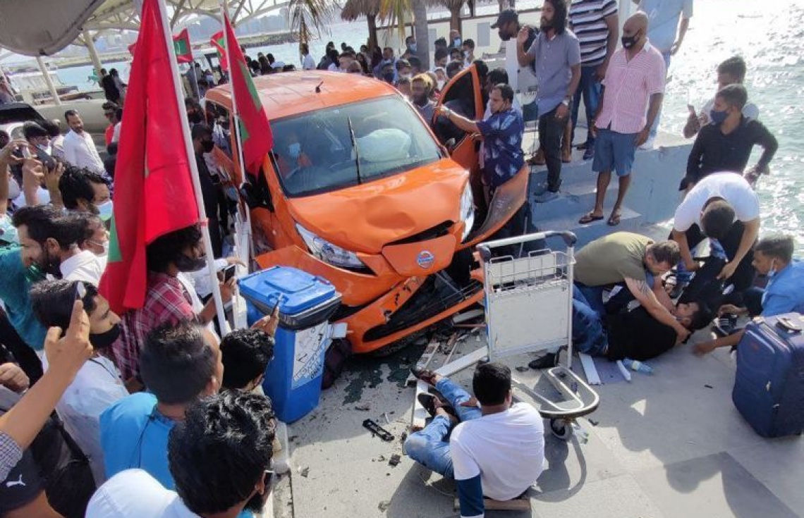 އެއަރޕޯޓްގައި ދިރާގު ކާރެއް އެކްސިޑެންޓްވެ ތިން މީހަކަށް އަނިޔާވެއްޖެ