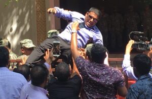 މެމްބަރުން ގޭޓު މަތިން އުކި މައްސަލަ މަޖިލީހުން ބަލަންޖެހޭ: ރޮޒޭނާ