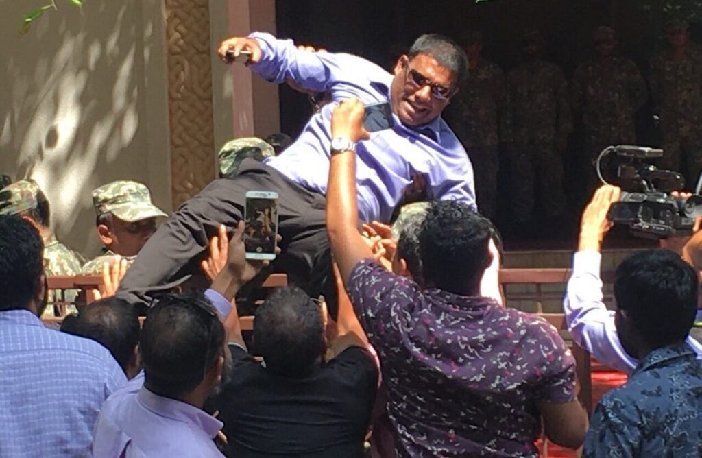 މެމްބަރުން ގޭޓު މަތިން އުކި މައްސަލަ މަޖިލީހުން ބަލަންޖެހޭ: ރޮޒޭނާ