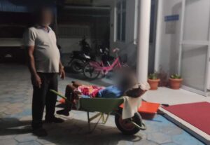 މަކުނުދޫގައި އެމްބިއުލާންސެއްނެތި، ބަލިމީހުން އުފަލަނީ ބަރޯގައި!