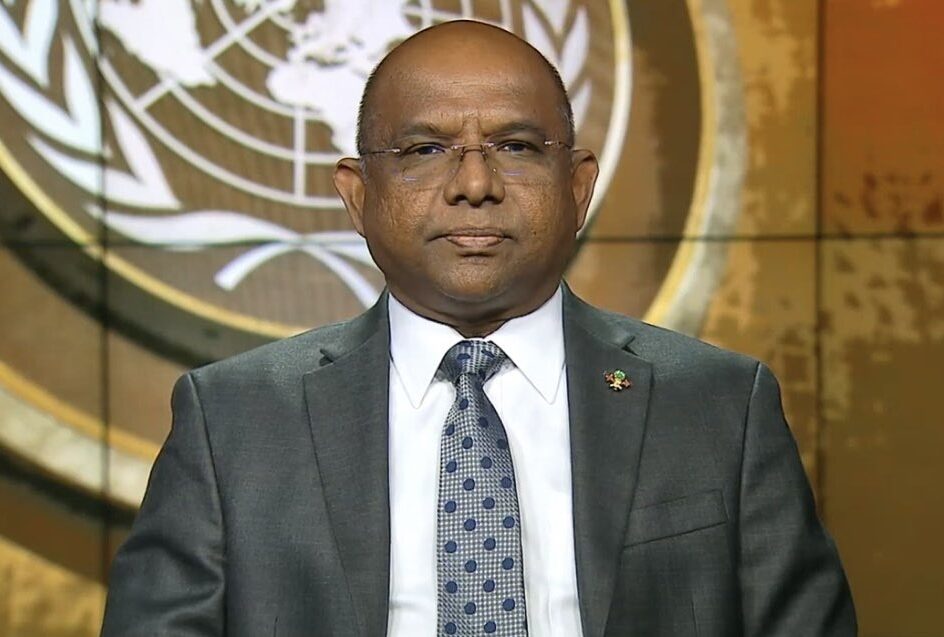 އދ.ގެ މައި މަރުކަޒުގައި މާދަމާ އިމާމުވެ ހުކުރު ނަމާދު ކުރައްވަނީ ޝާހިދު