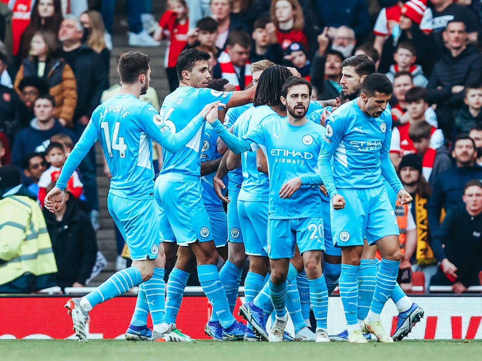 މެންޗެސްޓަރ ސިޓީން ފަހަތުން އަރައި އާސެނަލް ބަލިކޮށްފި