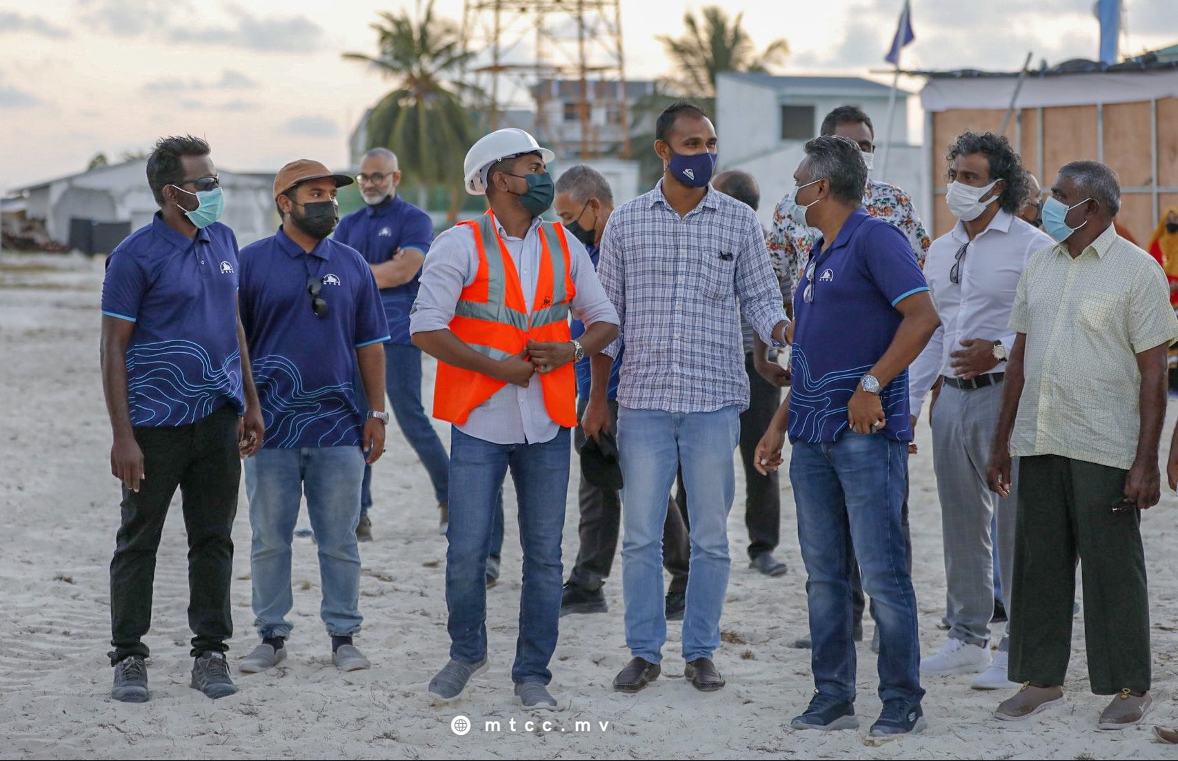 ކޮމަންޑޫގައި ފުޓްބޯޅަ ދަނޑެއް އެޅުމުގެ ޢަމަލީ މަސައްކަތް ފަށައިފި