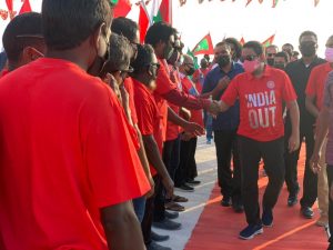 ދުވާފަރުން "އިންޑިއާ އައުޓް" ހަރަކާތަށް ބޮޑު ތަރުހީބެއް