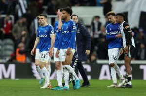 ލަމްޕާޑު ހަވާލުވެ ކުޅުނު ފުރަތަމަ މެޗުން އެވަޓަން ބަލިވެއްޖެ