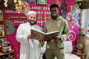 އާސެނަލްގެ ގާނާގެ މިޑްފީލްޑަރ ތޯމަސް ޕާޓޭ އިސްލާމްވެއްޖެ